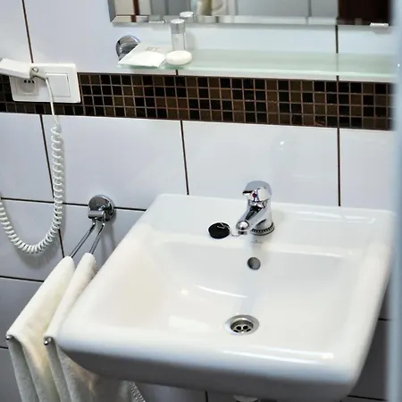 Penzion Valtice بيت ضيافة 4*